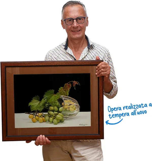 Enrico De Cenzo con un suo dipinto a tempera all&rsquo;uovo